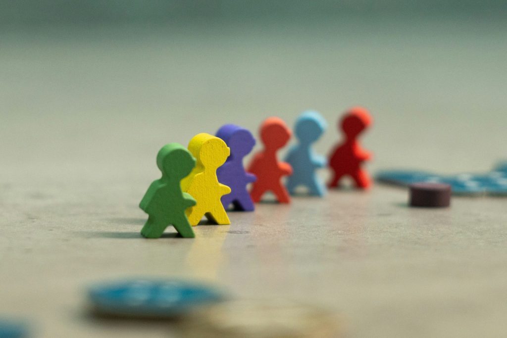 eine Gruppe bunter Plastikfiguren
